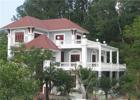 Quần thể biệt thự của Tướng Thạch được xây dựng hoành tráng trên mảnh đất ven bìa rừng Nam Hải Vân, ngay bên con đường dẫn lên khu Suối Lương, đồng thời là đường công vụ vào Hầm đường bộ Hải Vân.