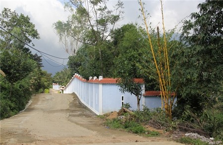 Khu biệt thự được bao quanh bởi các bức tường cao hơn 3m.