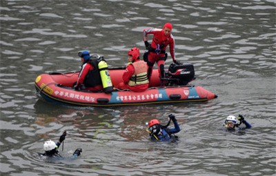 Máy bay Đài Loan rơi: Phi công vẫn nắm chặt cần lái - 2