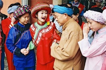 Khóc trước đám cưới: Theo Wonderlist, người Thổ Gia, Trung Quốc khóc triền miên suốt 30 ngày trước hôn lễ. Đầu tiên là cô dâu khóc, tiếp đến 10 ngày sau là mẹ cô dâu, 10 ngày sau nữa là đến bà cô dâu. Tất cả các phụ nữ trong gia đình khóc ròng nhiều giờ đồng hồ mỗi ngày. Rất may, họ khóc không phải vì buồn, mà đây là biểu hiện của niềm vui và tình cảm sâu đậm dành cho nhau.