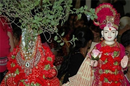 Kết hôn với cây: Đây là phong tục Kumbh Vivah ở Ấn Độ. Người ta tin rằng bất kỳ ai dính Manglik Dosh, một điềm gở trong chiêm tinh học, sẽ bị nguyền rủa khiến vợ chồng cãi vã và bạn đời tuyệt mạng. Vì vậy người này sẽ phải làm đám cưới với một cái cây, hoặc bình nước trước khi lấy chồng. Lễ cưới này phải làm như thật, cô dâu mặc lễ phục, đeo đồ trang sức và một sợi chỉ. Sau lễ cưới, cô dâu thay trang phục, tháo sợi chỉ rồi buộc quanh một chiếc bình đựng đầy bùn, rồi người ta thả chiếc bình này xuống sông mà không để ai biết. Như vậy vận đen đã được hóa giải và cô dâu có thể làm đám cưới chính thức với chồng. Nữ diễn viên Bollywood nổi tiếng Aishwarya Rai từng phải làm nghi lễ này trước khi lấy chồng.