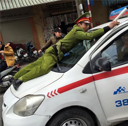 taxi; cảnh sát; nắp capo