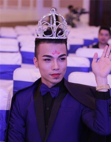 Soc: Kenny Sang doi vuong mien, trang diem Vo Tac Thien di nhan giai “Hot facebooker“