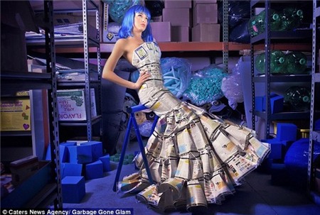Ngạc nhiên với những bộ váy đẹp lộng lẫy làm từ rác thải 7