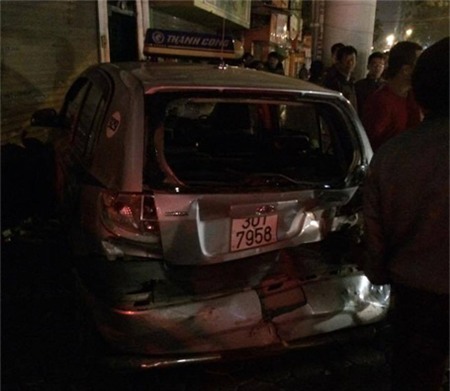 Hà Nội: Xe Camry húc taxi “bay” vào nhà dân
