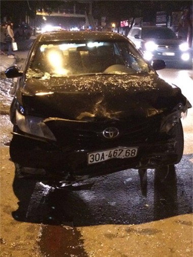 Xe camry bị hư hỏng khá nặng phần đầu xe (ảnh otofun)