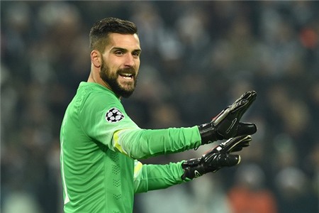 Iker Casillas có 46 pha cứu thua mùa này, trong khi con số dành cho Moya là 38. Tuy nhiên, phản xạ, khả năng ra vào và sự ổn định của thủ thành bên phía Atletico lại được đánh giá cao hơn so với thủ môn của Real.