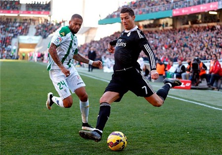 Trong số các tiền đạo của hai đội, chẳng ai có thể so với Cristiano Ronaldo. Siêu sao người Bồ Đào Nha đang dẫn đầu danh sách Pichichi với 28 pha lập công, chiếm 2/3 tổng số bàn thắng của Atletico (43 bàn). Sau án treo giò 2 trận, CR7 càng có thêm quyết tâm để thể hiện tài sát thủ của mình.