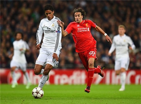 Varane chỉ là sự lựa chọn thứ 3 ở Real sau Sergio Ramos và Pepe. Tuy nhiên, trong bối cảnh hai đàn anh đang dưỡng thương, Varane trở thành điểm tựa ở hàng thủ Kền kền trắng. Với sự nhanh nhẹn và khả năng không chiến rất tốt, ngôi sao người Pháp được đánh giá cao hơn so với Jose Gimenez của Atletico.