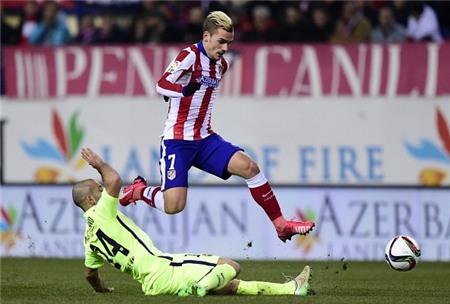 Griezmann là người chơi nổi bật nhất trong đội hình của Atletico tại giải năm nay. Ngôi sao người Pháp sở hữu tốc độ, kỹ thuật và khả năng chớp thời cơ cực tốt. Anh góp mặt trong cả 21 vòng đấu của nhà ĐKVĐ, ghi 11 bàn và kiến tạo 1 lần.