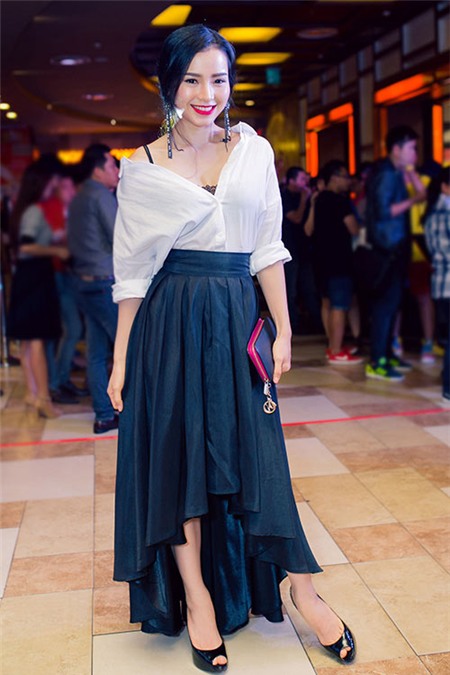 Học sao Việt biến tấu sơ mi trắng siêu sáng tạo - 1