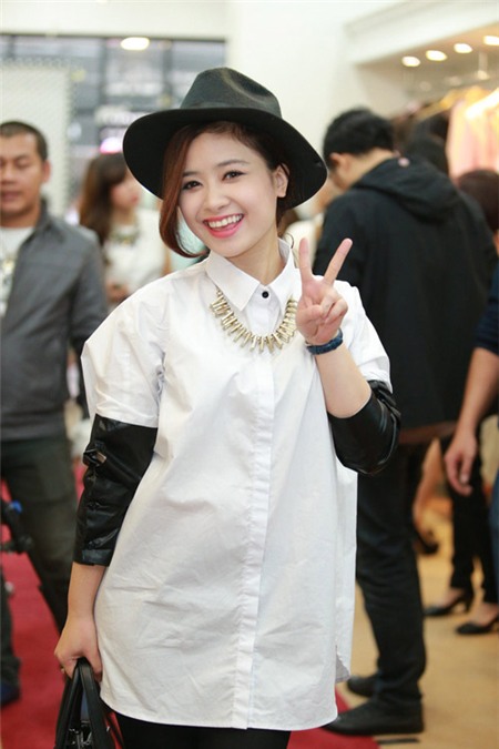 Học sao Việt biến tấu sơ mi trắng siêu sáng tạo - 15