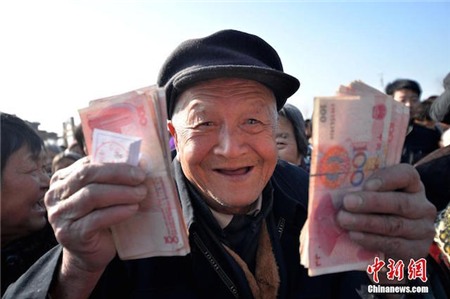 TQ: Bí thư thôn chi “núi” tiền mua quà tết cho cả làng - 4