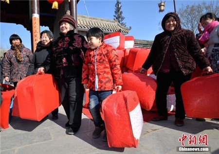 TQ: Bí thư thôn chi “núi” tiền mua quà tết cho cả làng - 8