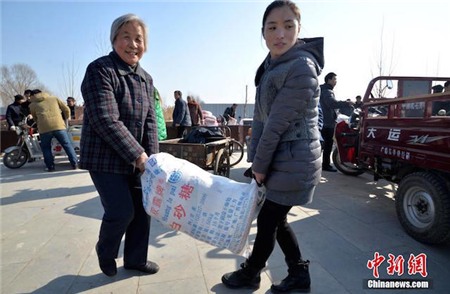 TQ: Bí thư thôn chi “núi” tiền mua quà tết cho cả làng - 9