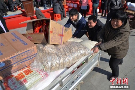 TQ: Bí thư thôn chi “núi” tiền mua quà tết cho cả làng - 10