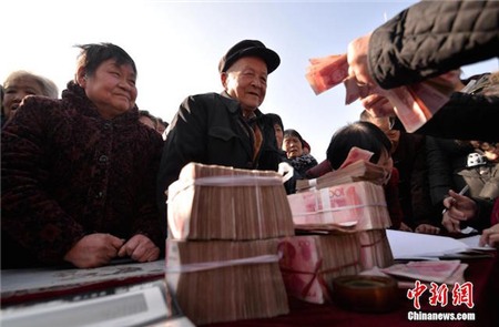 TQ: Bí thư thôn chi “núi” tiền mua quà tết cho cả làng - 2