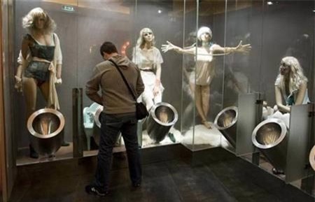 Toilet ở khu mua sắm Sao Joao da Madeir, Bồ Đào Nha được trang trí bởi các cô mannequin thập thò ngay sau bồn tiểu.