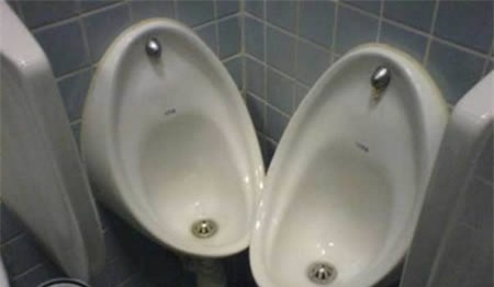 Nếu 2 người cùng sử dụng 2 bồn tiểu này thì họ sẽ phải đứng như thế nào?