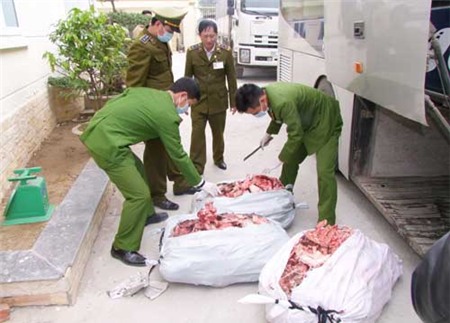 đồ-thối, thực-phẩm-bẩn, Tết, ôi-thiu, hóa-chất, hàng-Tết, lòng-lợn, mỡ-bẩn, khách-hàng, đầu-độc, công-nghệ