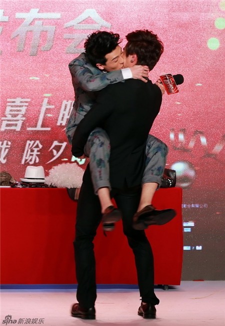 Mỹ nam Hoa ngữ gây sốc với màn khóa môi đồng tính 1