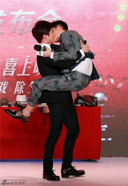 Mỹ nam Hoa ngữ gây sốc với màn khóa môi đồng tính 2