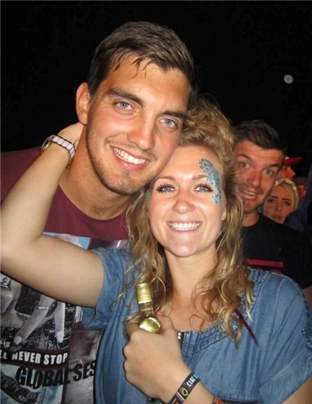 Sadie và bạn trai Jason trước khi cô phát hiện ung thư giai đoạn cuối.