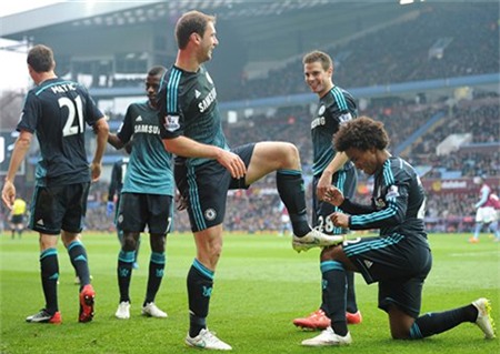 Thần tài Ivanovic ăn mừng kiểu đánh giày với Willian