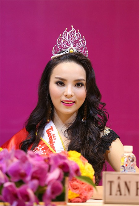 nhung-tham-hoa-trang-diem-kho-quen-cua-my-nhan-viet1