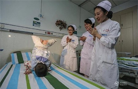 Cậu bé cụt hai chân vẫn nhảy múa rất điệu nghệ - 1
