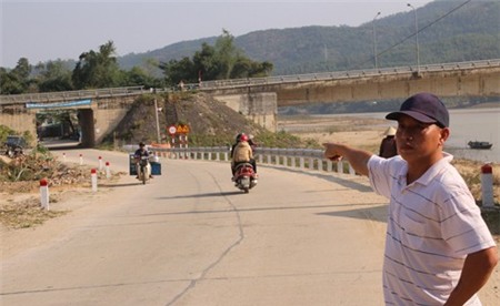 Anh Lai chỉ vị trí Phố hất xăng vào người bạn gái để đốt nhưng bất thành.