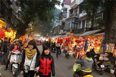 Thị trường vàng mã nhộn nhịp sát Tết ông Công ông Táo