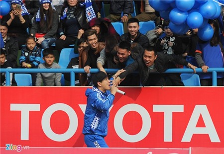 Tuấn Hưng khuấy động không khí sân Cẩm Phả