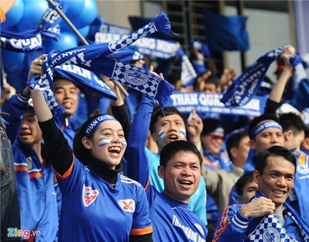 Tuấn Hưng khuấy động không khí sân Cẩm Phả