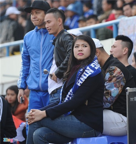 Tuấn Hưng khuấy động không khí sân Cẩm Phả