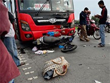 Hai dượng cháu bị xe cán chết, kẻ gian thừa cơ lấy iPhone