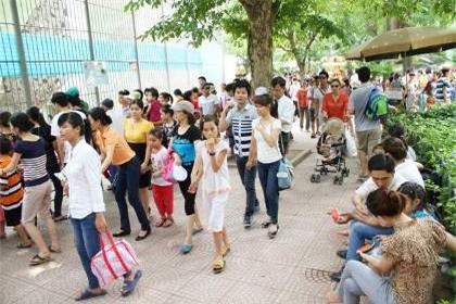 Các khu vui chơi giải trí trong nội thành chật kín.