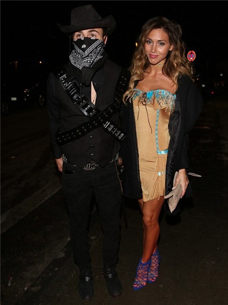 Sao Bayern hóa thân thành tướng cướp, cao bồi viễn tây