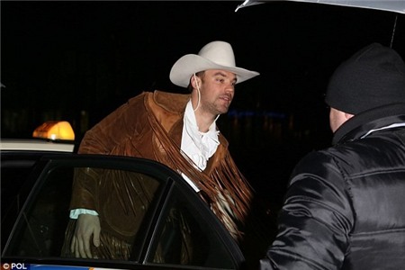 Sao Bayern hóa thân thành tướng cướp, cao bồi viễn tây