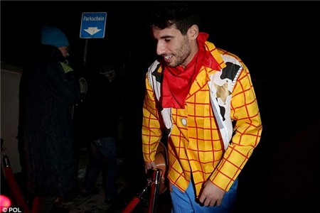 Sao Bayern hóa thân thành tướng cướp, cao bồi viễn tây