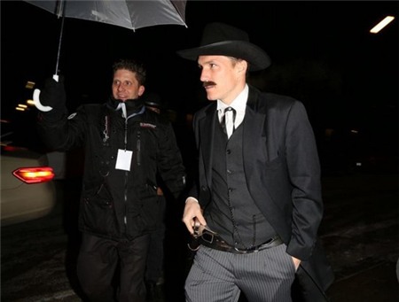 Sao Bayern hóa thân thành tướng cướp, cao bồi viễn tây