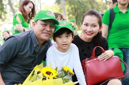 Kim Hiền hạnh phúc khoe bụng bầu 3 tháng bên chồng con - 1