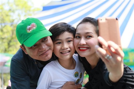 Kim Hiền hạnh phúc khoe bụng bầu 3 tháng bên chồng con - 10