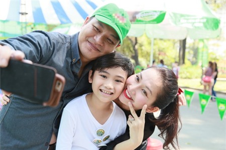 Kim Hiền hạnh phúc khoe bụng bầu 3 tháng bên chồng con - 11