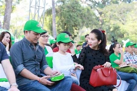 Kim Hiền hạnh phúc khoe bụng bầu 3 tháng bên chồng con - 16