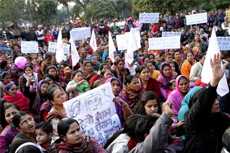 Nhiều người Nepal đã tuần hành phản đối vụ tấn công. Ảnh: Hindustan Times