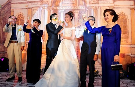 Ngân Khánh bị ép hôn chú rể trong tiệc cưới đặc biệt