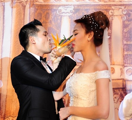 Ngân Khánh bị ép hôn chú rể trong tiệc cưới đặc biệt