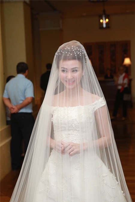 Cận cảnh váy cưới trăm triệu tuyệt đẹp của Ngân Khánh - 4