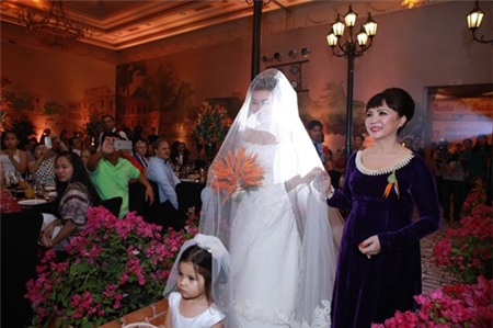 Cận cảnh váy cưới trăm triệu tuyệt đẹp của Ngân Khánh - 9